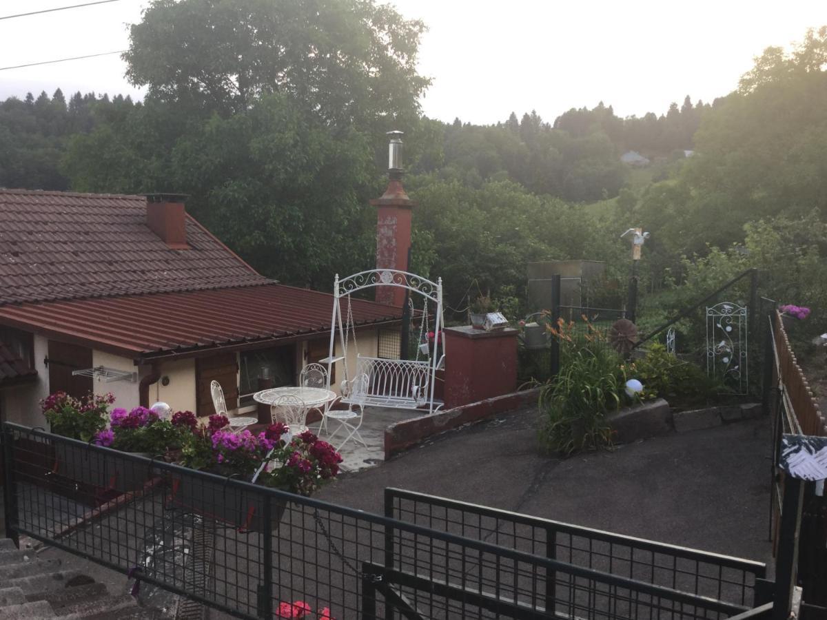 La Ferme De La-Haut B&B Le Haut-du-Them Bagian luar foto